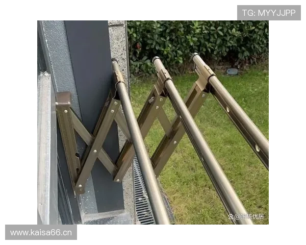 蔡赟退役后住的别墅，羽毛球拍当晾衣架用